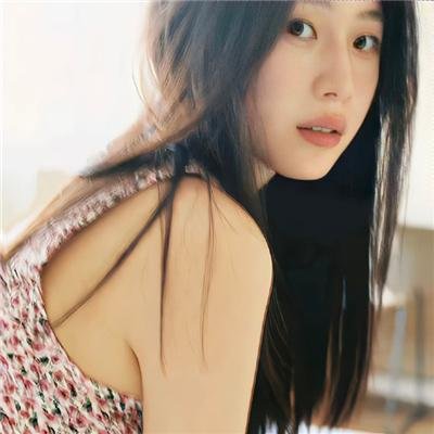 小鬼头上的女人